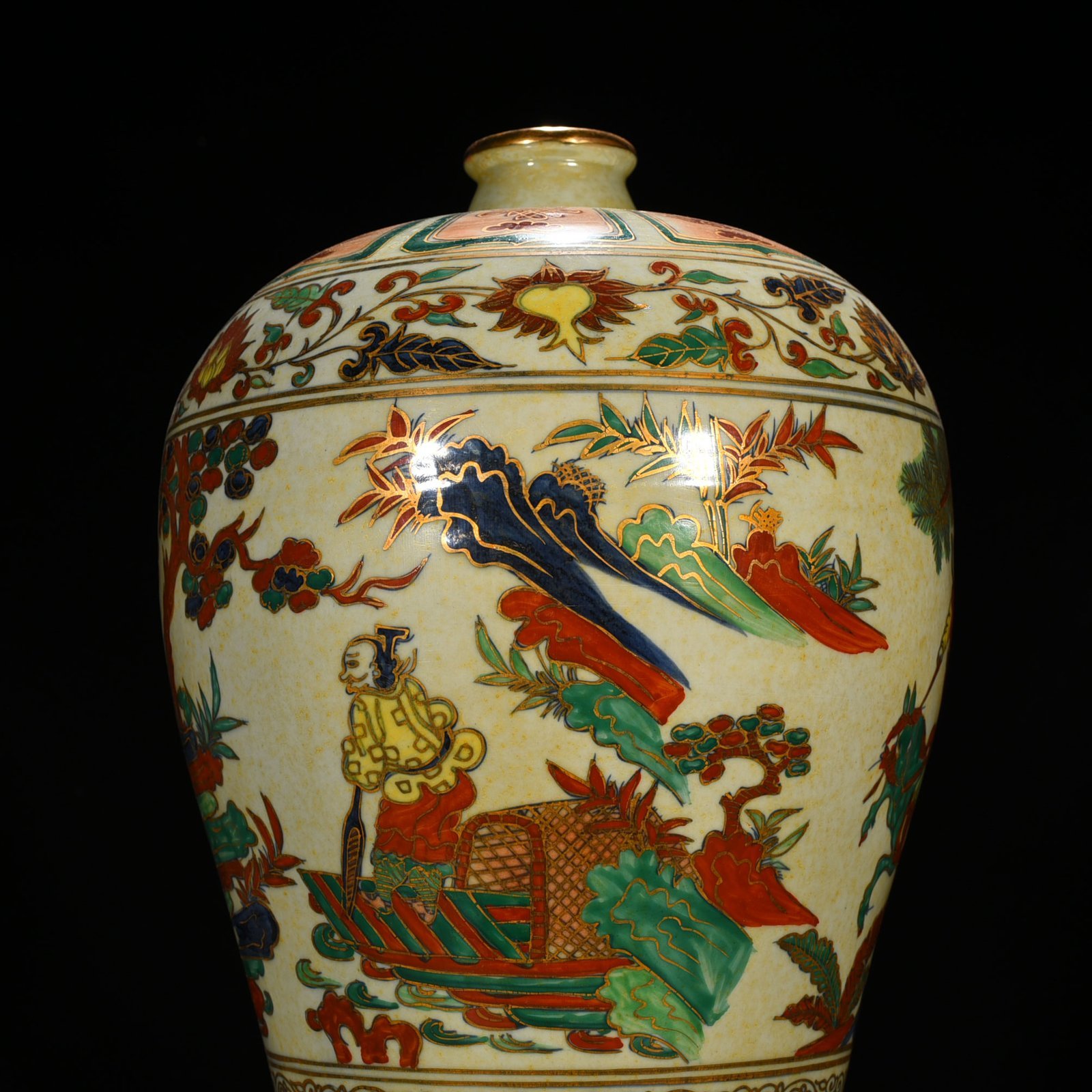 Yuan Dynasty A five-color gilded plum vase of Xiao He chasing Han Xin under the moon