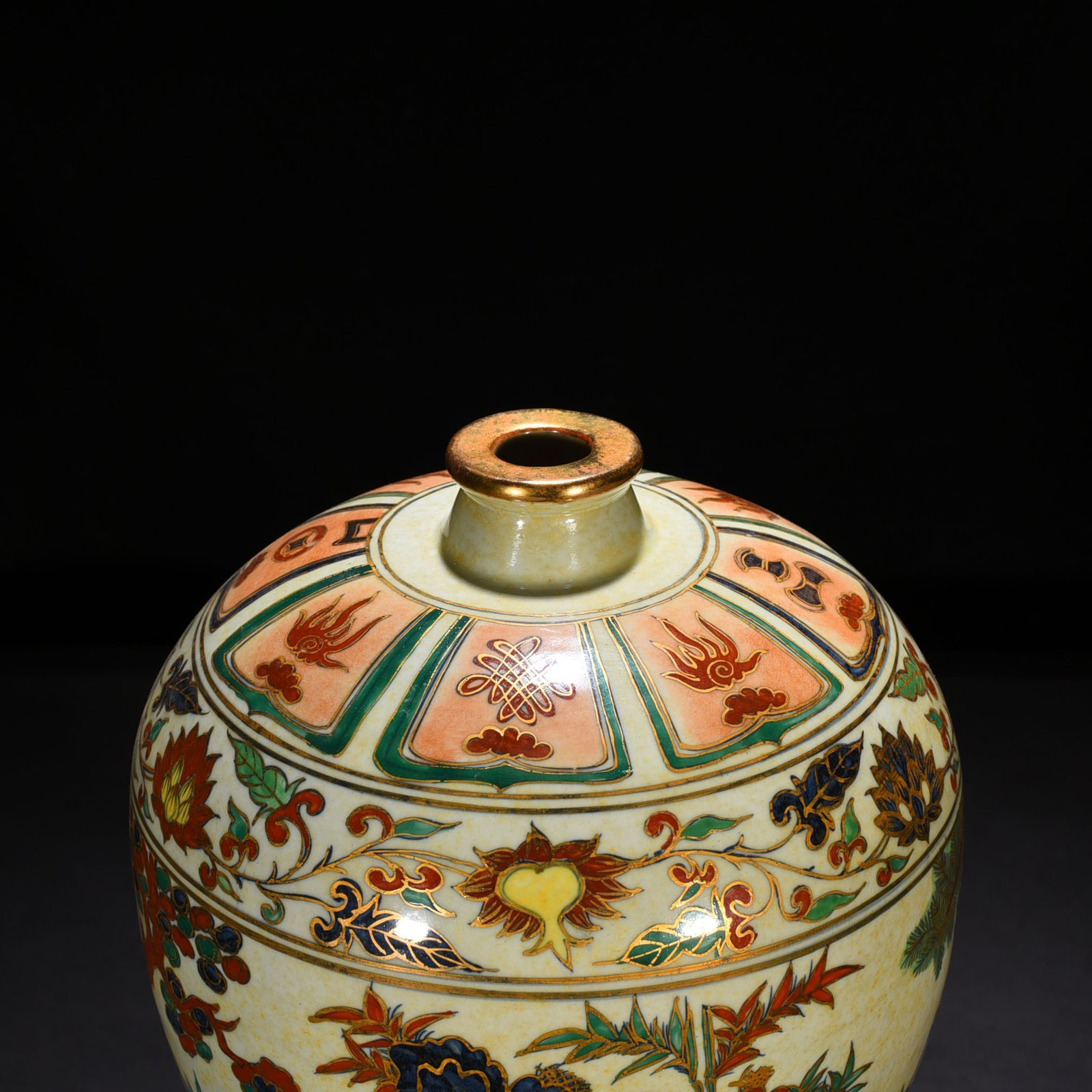 Yuan Dynasty A five-color gilded plum vase of Xiao He chasing Han Xin under the moon