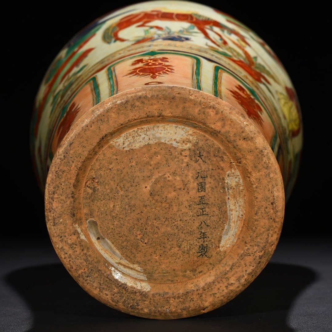 Yuan Dynasty A five-color gilded plum vase of Xiao He chasing Han Xin under the moon
