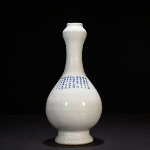 Yuan Dynasty sweet white glazed garlic vase engraved with dragon pattern