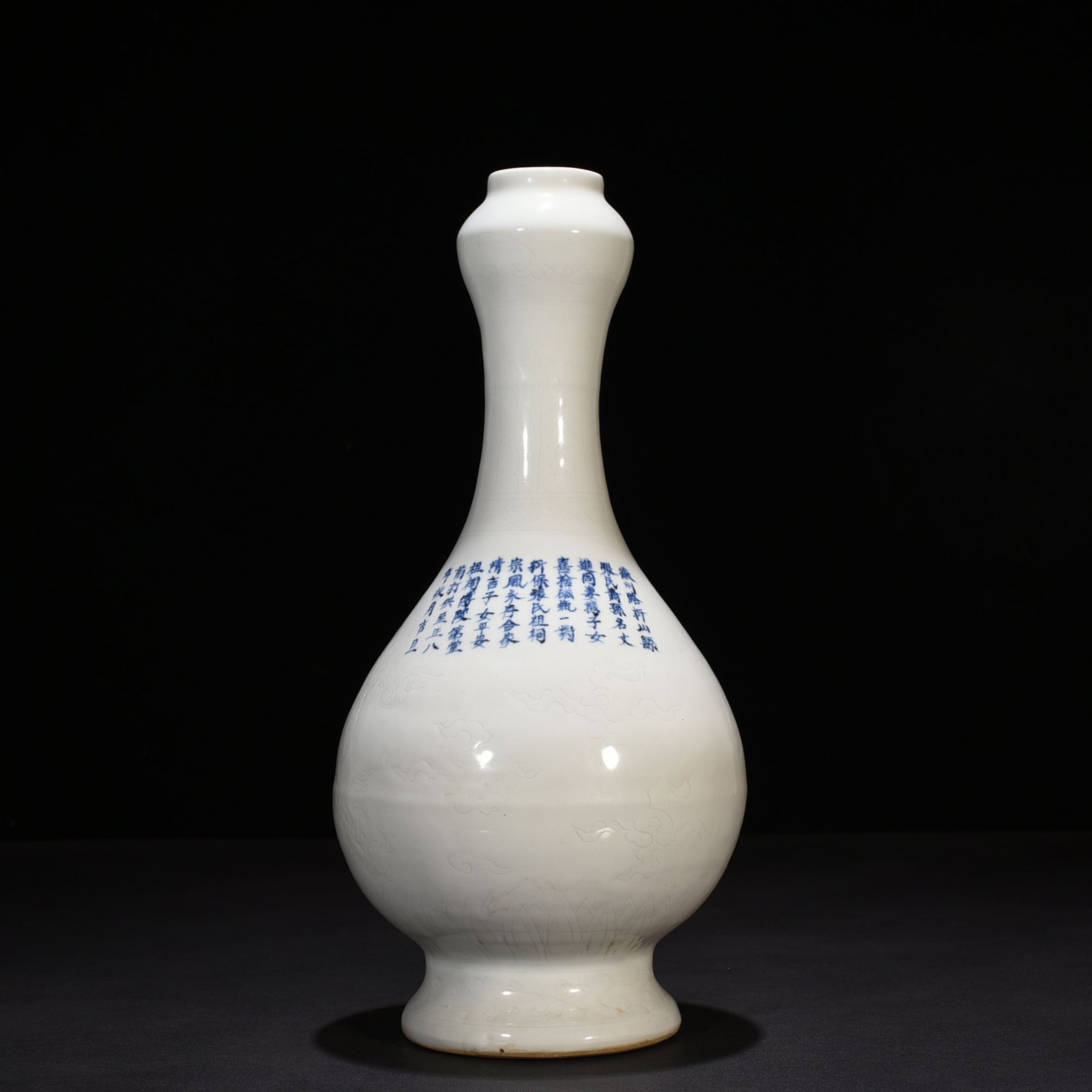 Yuan Dynasty sweet white glazed garlic vase engraved with dragon pattern