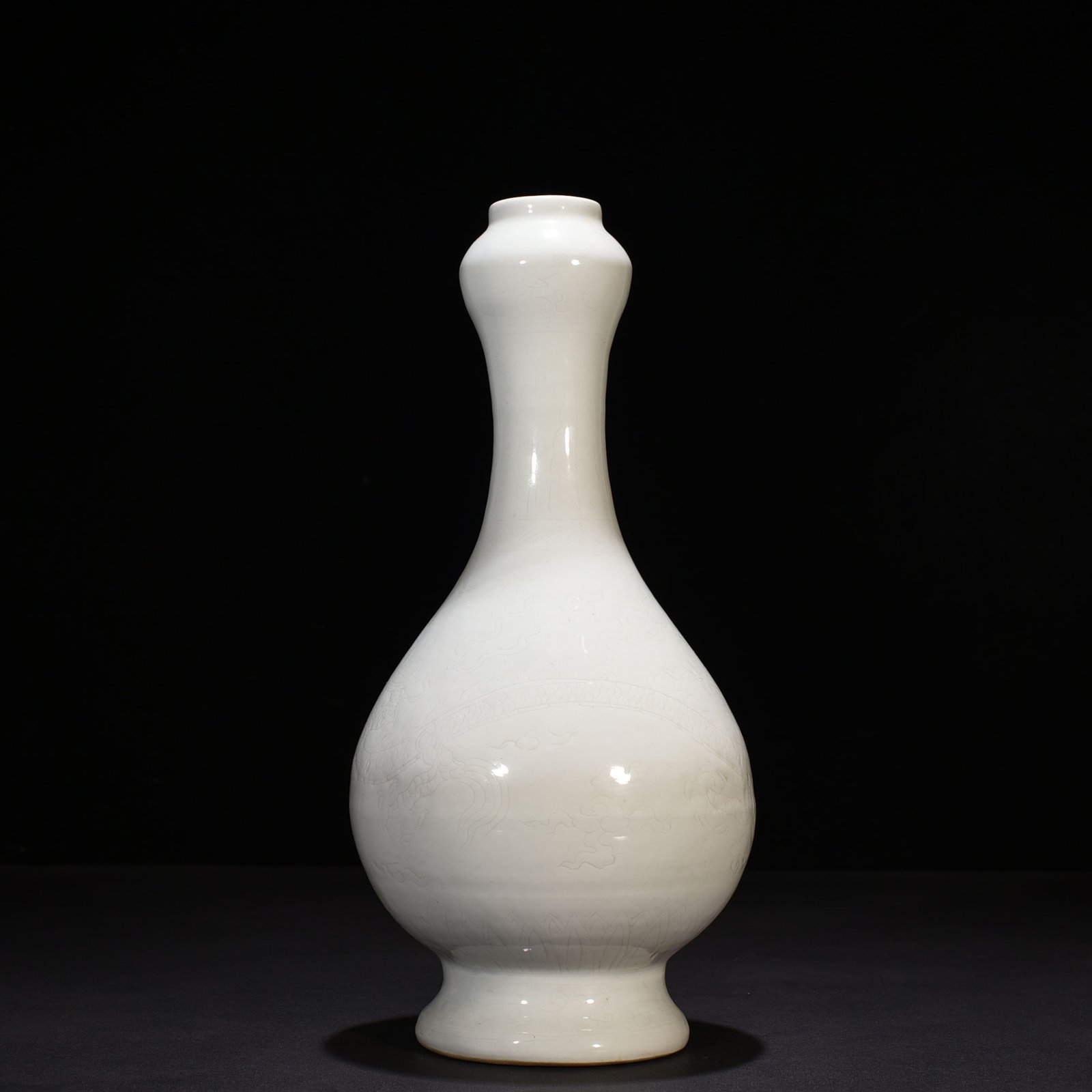 Yuan Dynasty sweet white glazed garlic vase engraved with dragon pattern