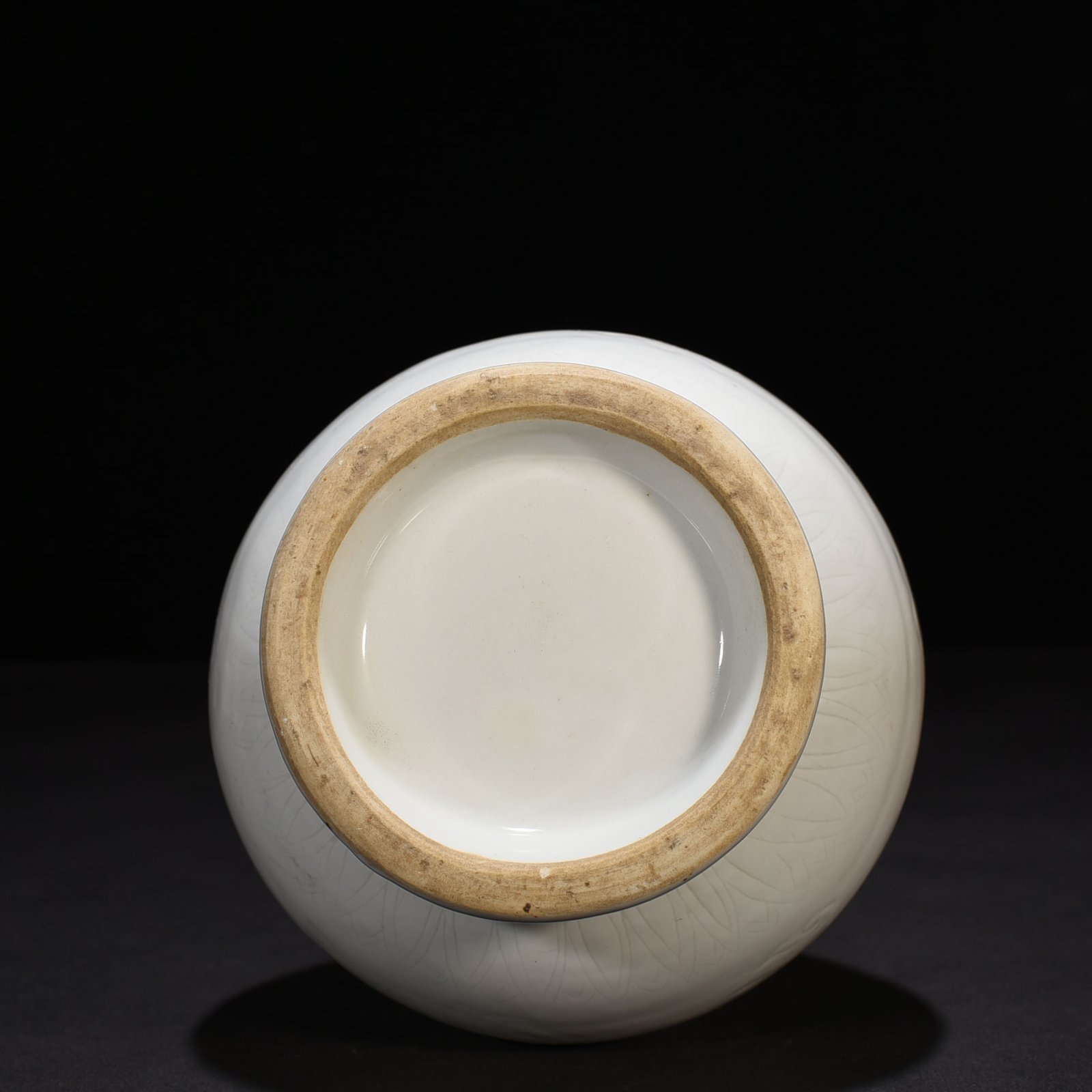 Yuan Dynasty sweet white glazed garlic vase engraved with dragon pattern