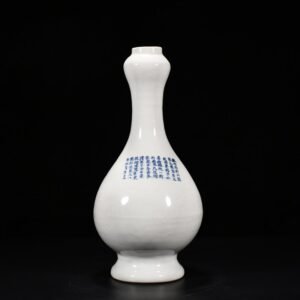 Yuan Dynasty egg white glazed garlic bottle with dragon pattern