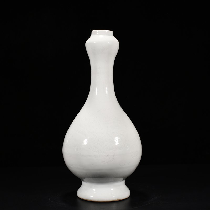 Yuan Dynasty egg white glazed garlic bottle with dragon pattern