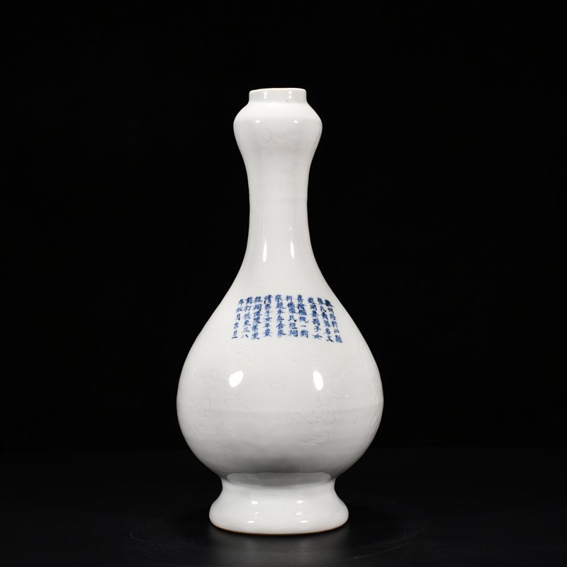 Yuan Dynasty egg white glazed garlic bottle with dragon pattern