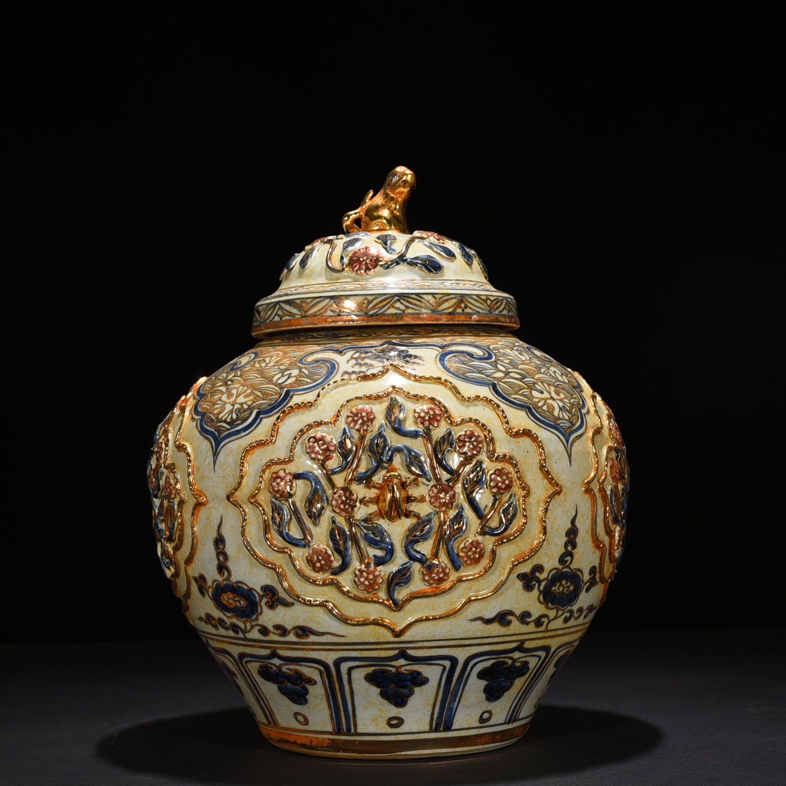 Yuan Dynasty blue and white plastic flower pattern lid jar