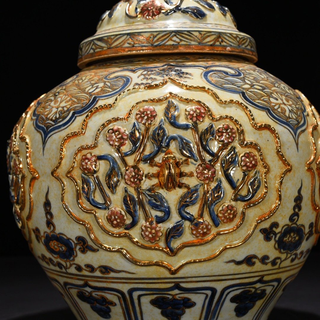 Yuan Dynasty blue and white plastic flower pattern lid jar