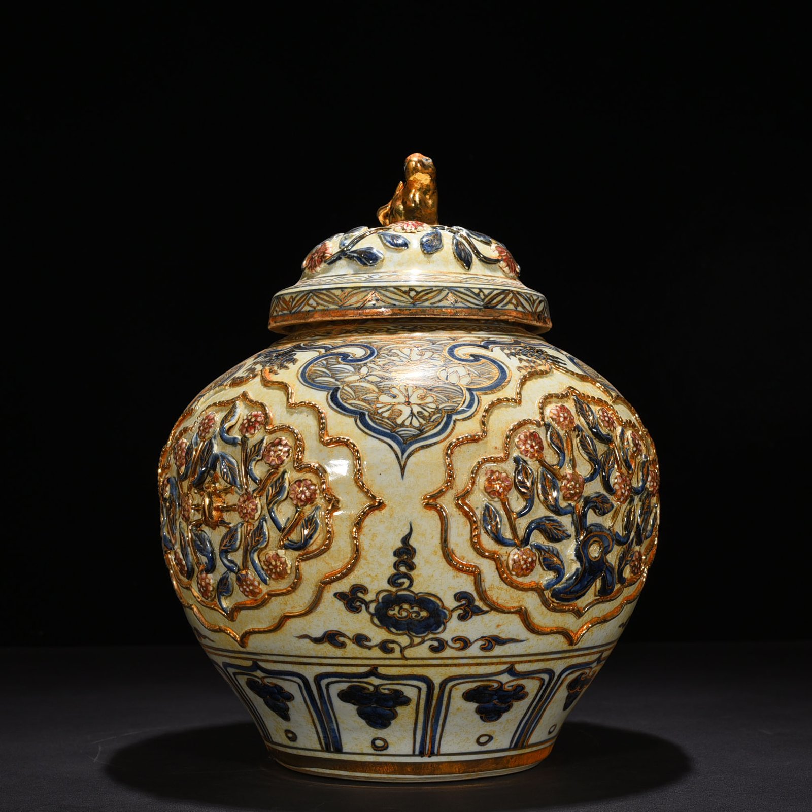 Yuan Dynasty blue and white plastic flower pattern lid jar