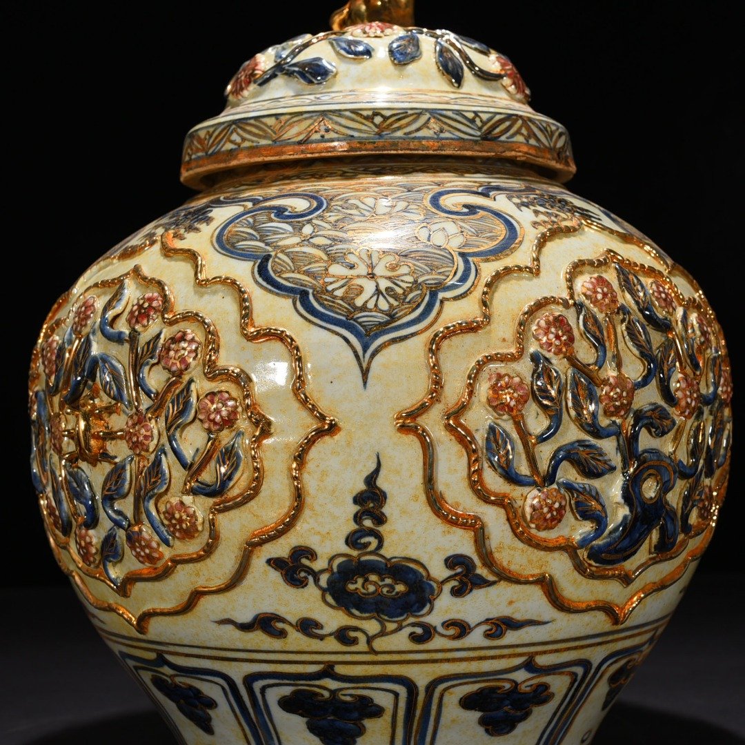 Yuan Dynasty blue and white plastic flower pattern lid jar