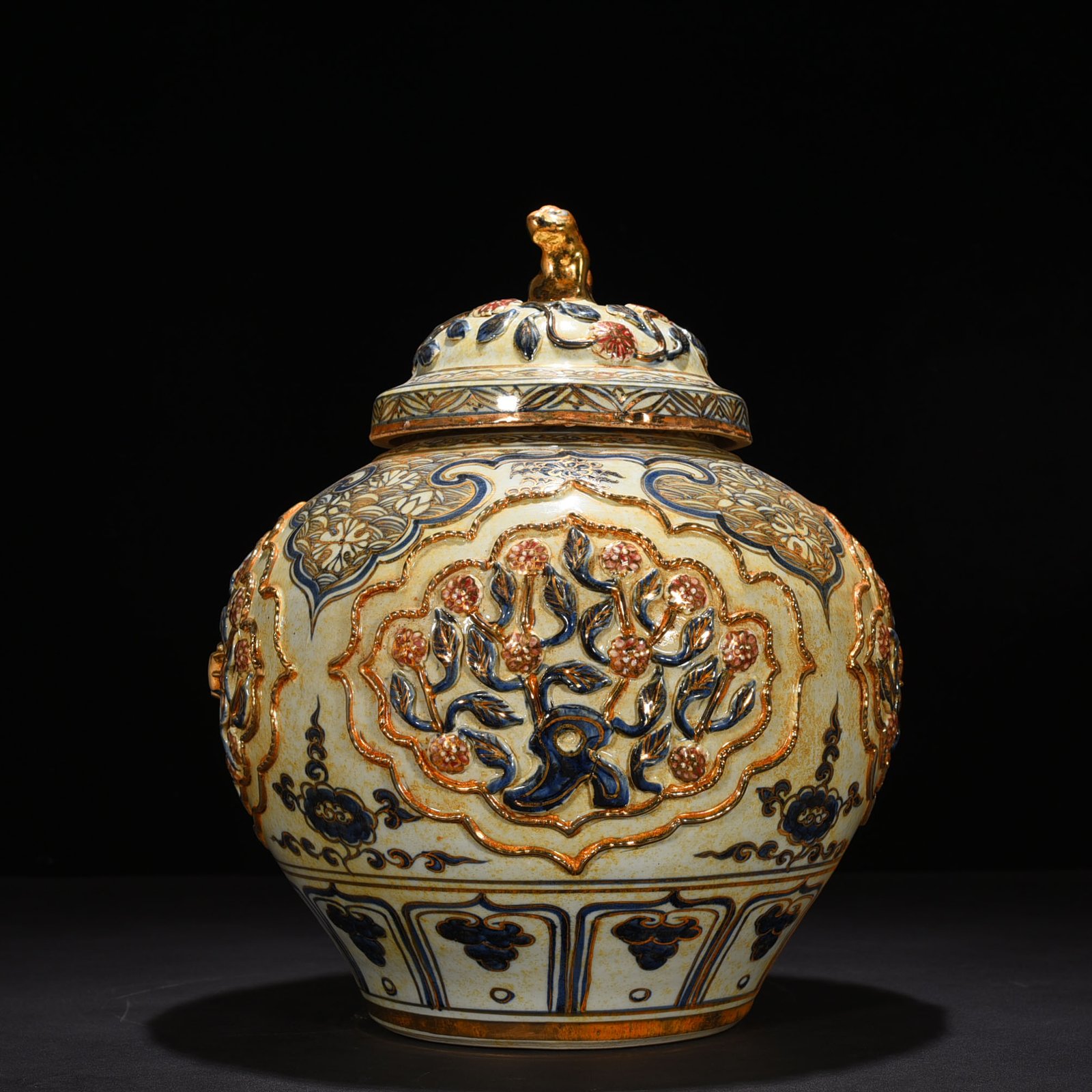 Yuan Dynasty blue and white plastic flower pattern lid jar