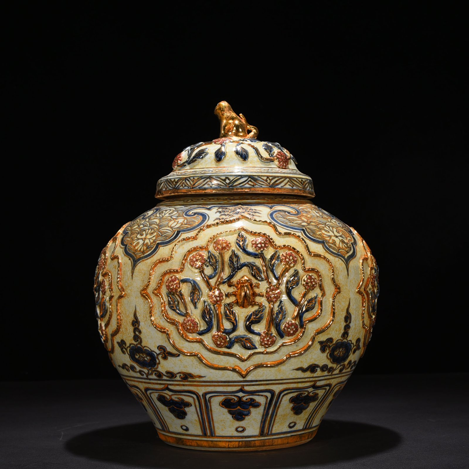 Yuan Dynasty blue and white plastic flower pattern lid jar