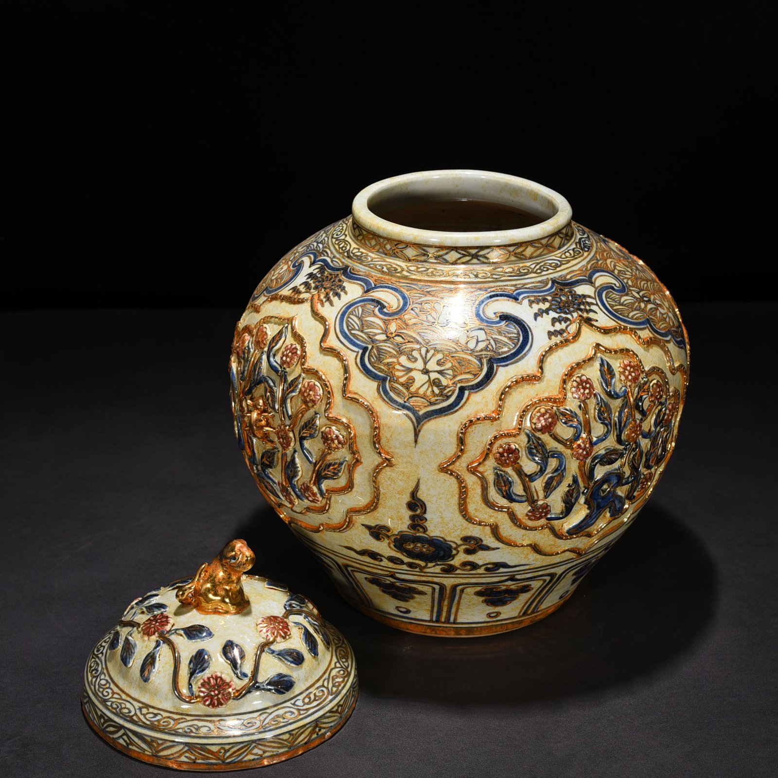 Yuan Dynasty blue and white plastic flower pattern lid jar