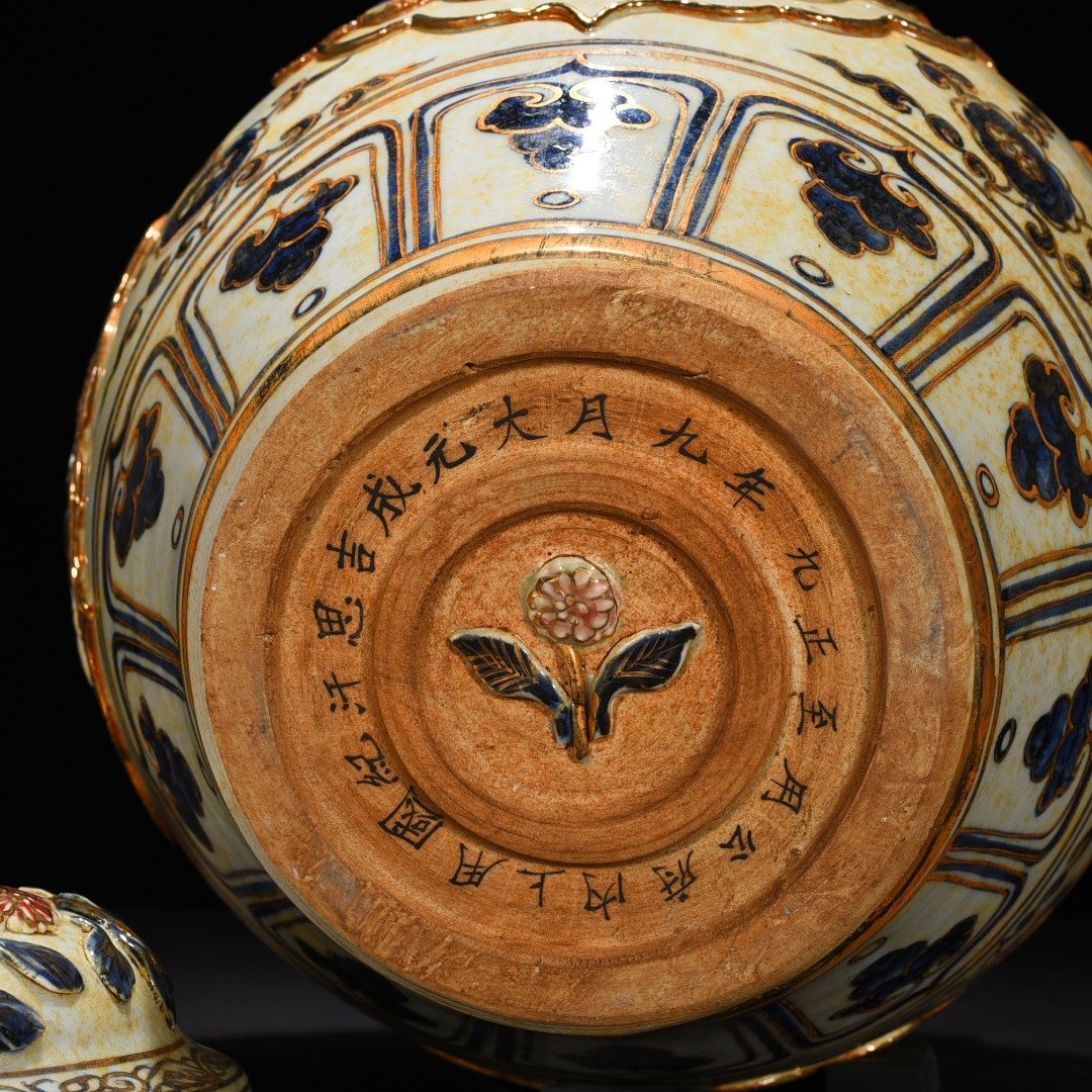 Yuan Dynasty blue and white plastic flower pattern lid jar