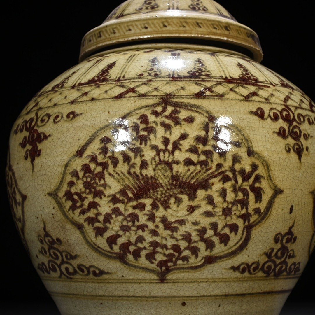 Yuan Dynasty glazed red flower and phoenix pattern covered jar