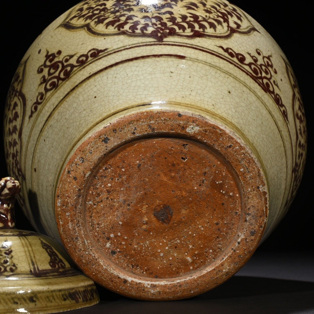 Yuan Dynasty glazed red flower and phoenix pattern covered jar