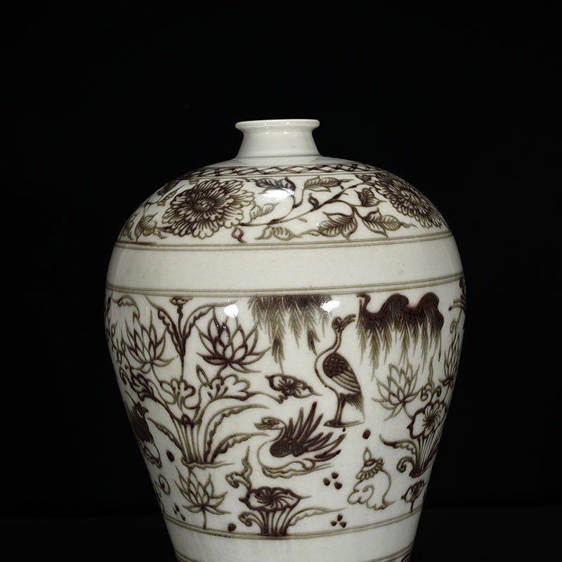 Yuan Dynasty glaze red lotus pond plum vase with mandarin duck pattern