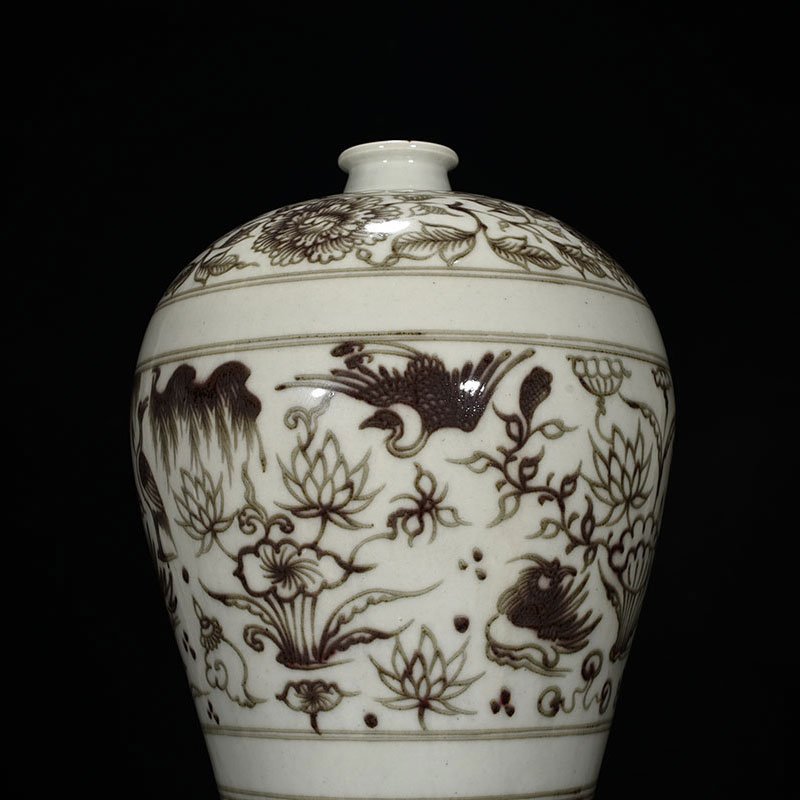 Yuan Dynasty glaze red lotus pond plum vase with mandarin duck pattern