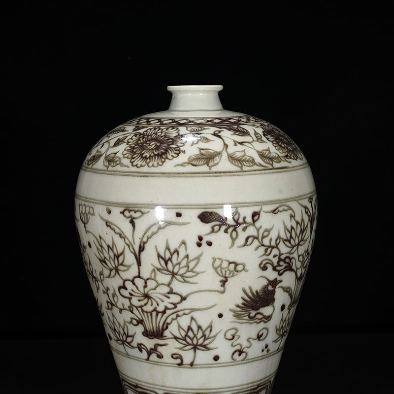 Yuan Dynasty glaze red lotus pond plum vase with mandarin duck pattern
