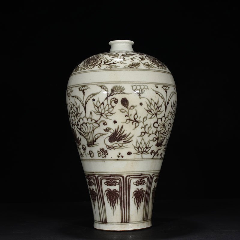 Yuan Dynasty glaze red lotus pond plum vase with mandarin duck pattern