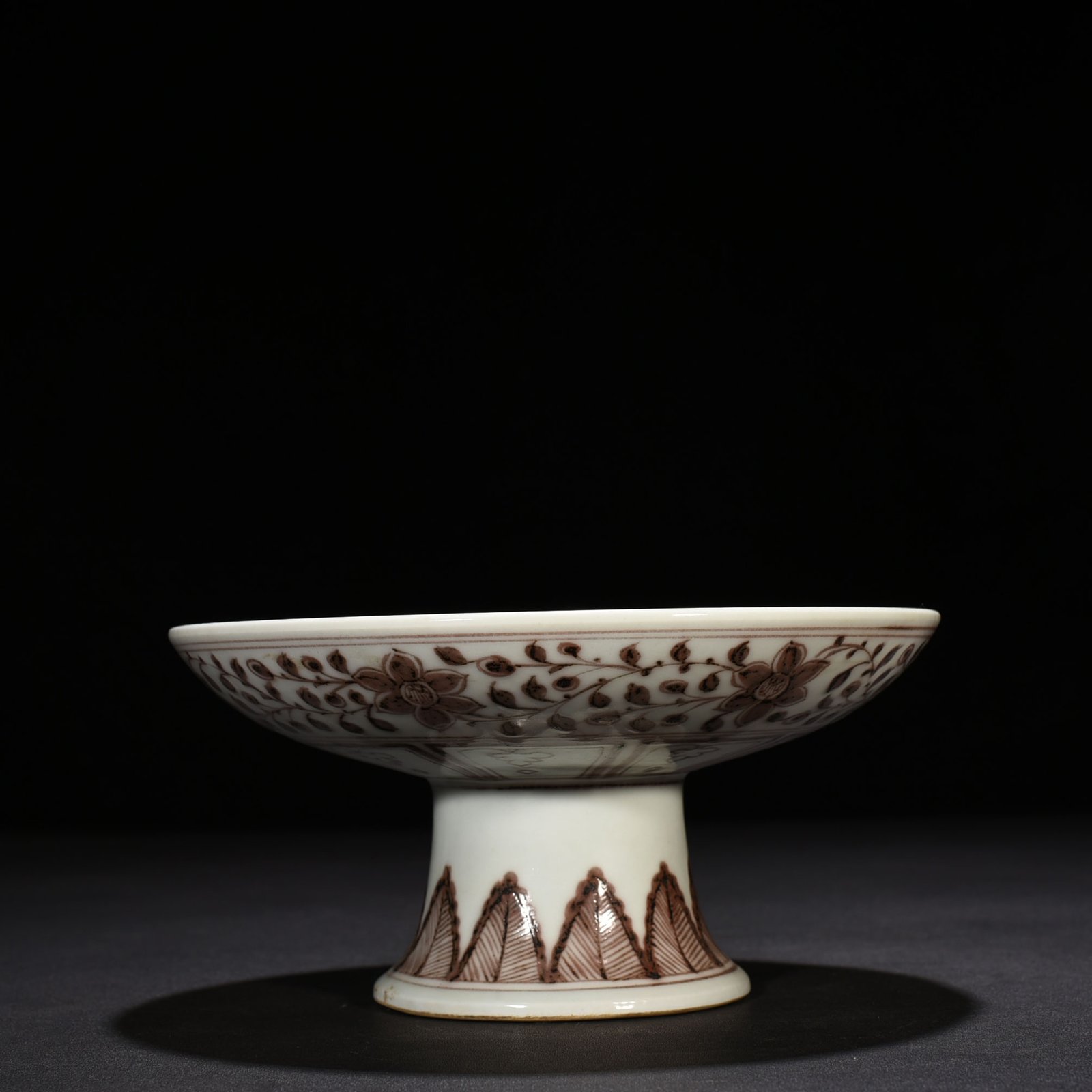 Yuan Dynasty glaze red lotus pond with mandarin duck pattern high plate