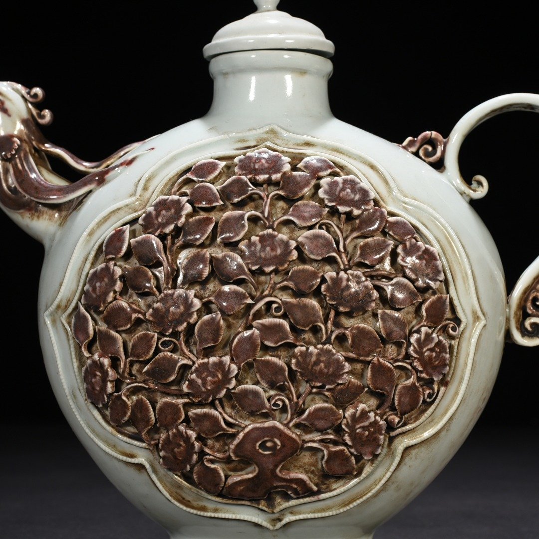 Yuan Dynasty underglaze red and white plastic phoenix head pot with floral pattern