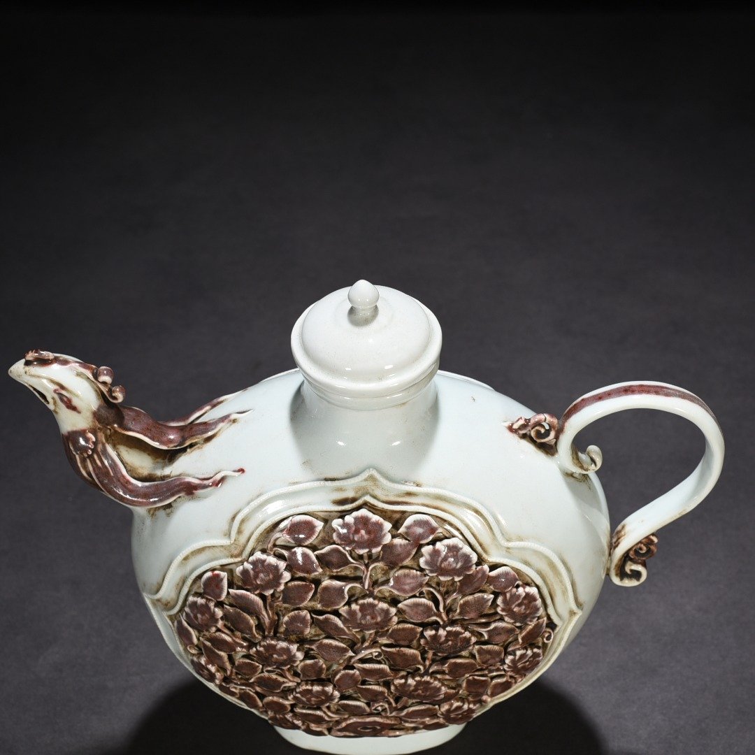 Yuan Dynasty underglaze red and white plastic phoenix head pot with floral pattern
