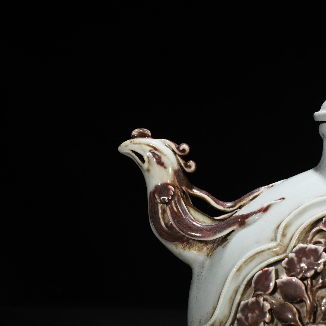 Yuan Dynasty underglaze red and white plastic phoenix head pot with floral pattern