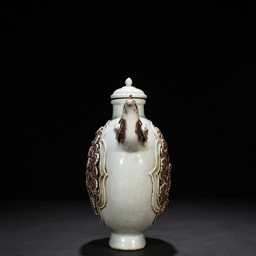 Yuan Dynasty underglaze red and white plastic phoenix head pot with floral pattern