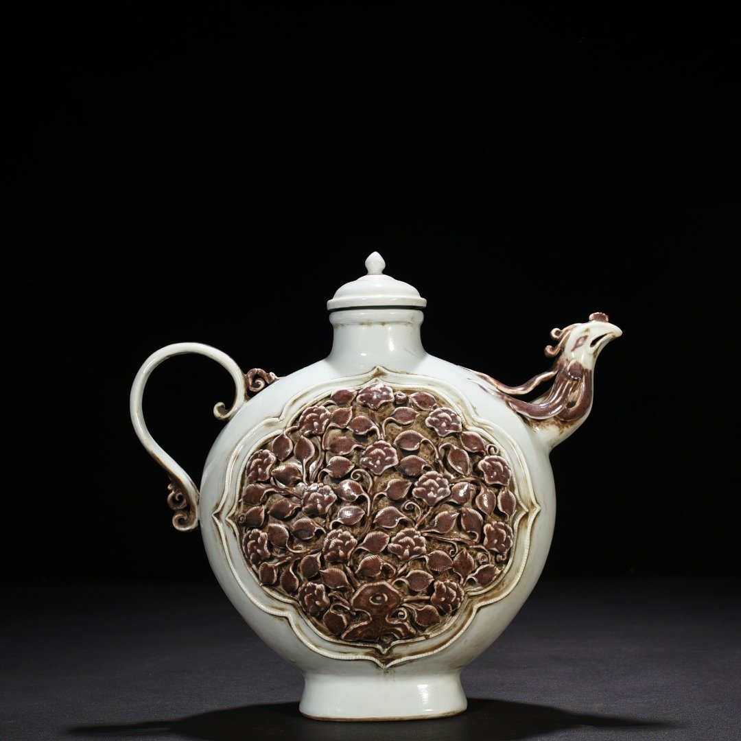 Yuan Dynasty underglaze red and white plastic phoenix head pot with floral pattern