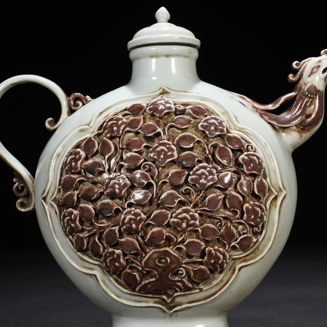 Yuan Dynasty underglaze red and white plastic phoenix head pot with floral pattern