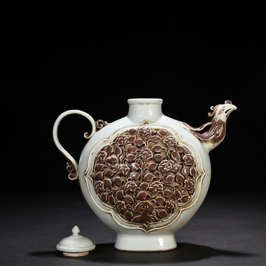Yuan Dynasty underglaze red and white plastic phoenix head pot with floral pattern