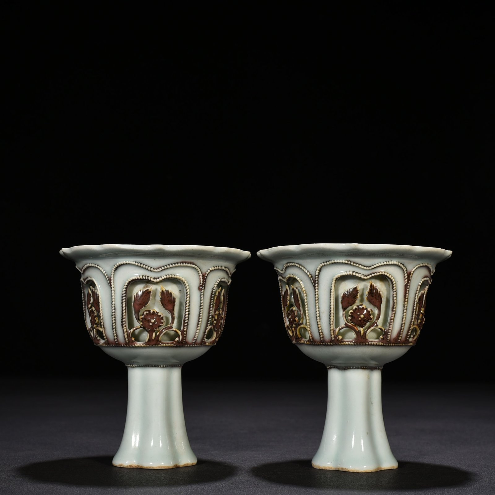 Yuan Dynasty glazed red and white plastic hollow flower pattern stem cup