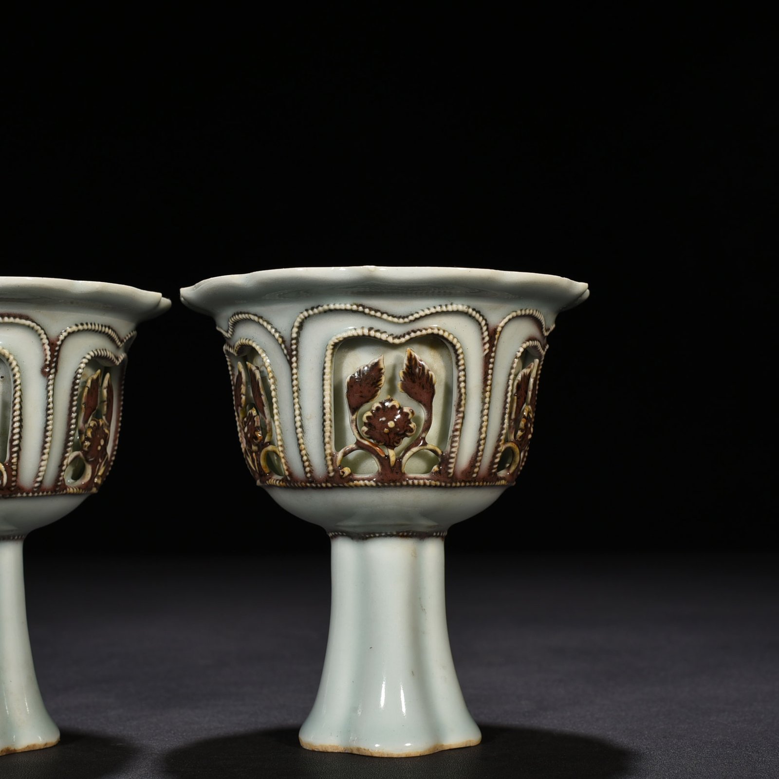 Yuan Dynasty glazed red and white plastic hollow flower pattern stem cup
