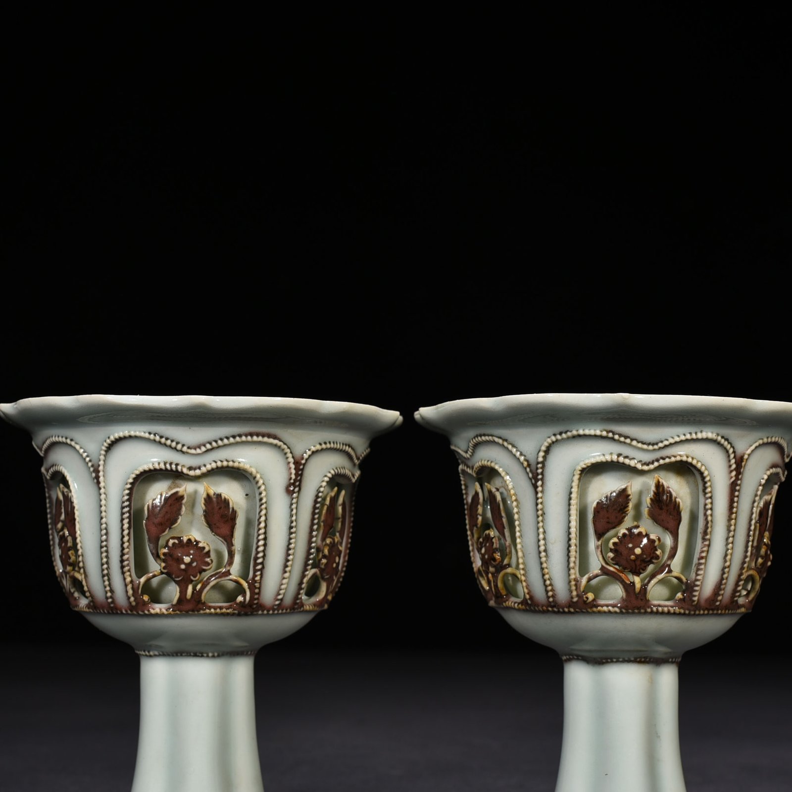 Yuan Dynasty glazed red and white plastic hollow flower pattern stem cup