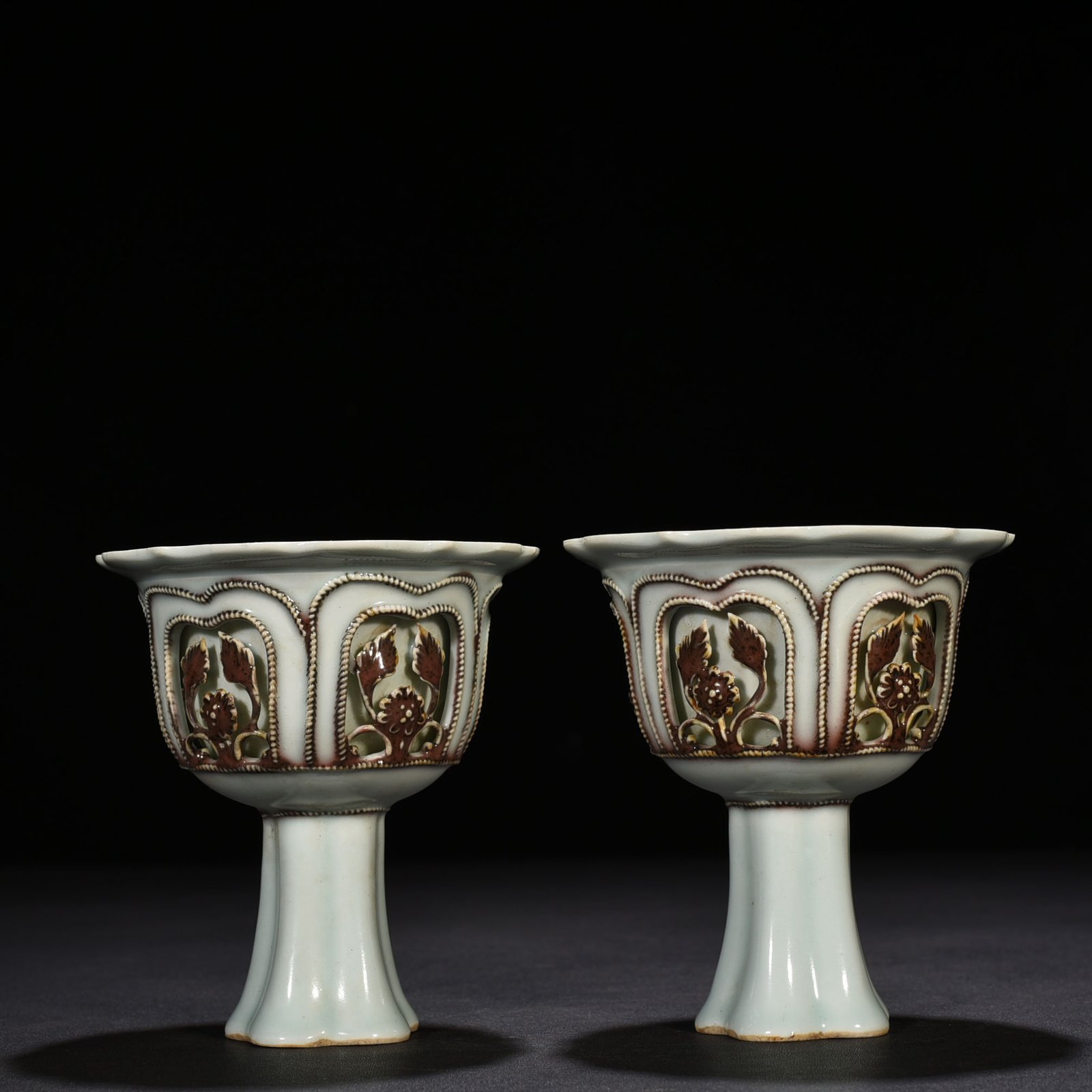 Yuan Dynasty glazed red and white plastic hollow flower pattern stem cup