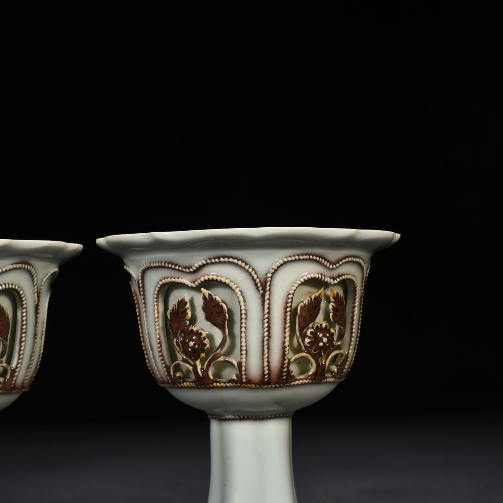 Yuan Dynasty glazed red and white plastic hollow flower pattern stem cup