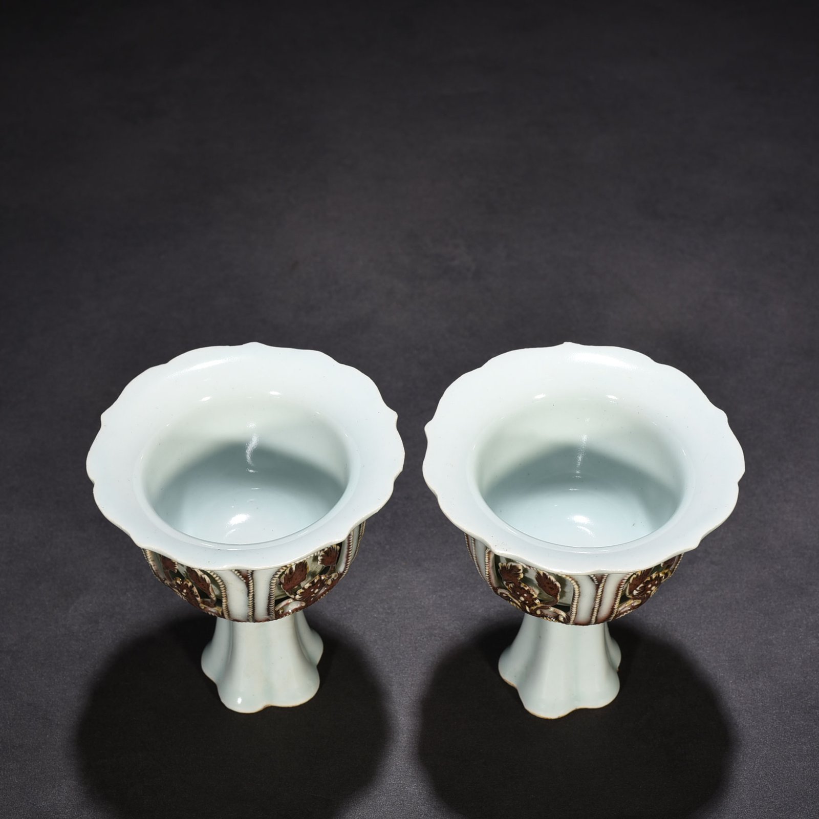 Yuan Dynasty glazed red and white plastic hollow flower pattern stem cup