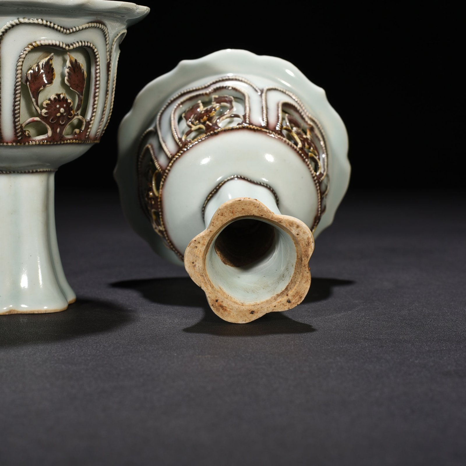 Yuan Dynasty glazed red and white plastic hollow flower pattern stem cup