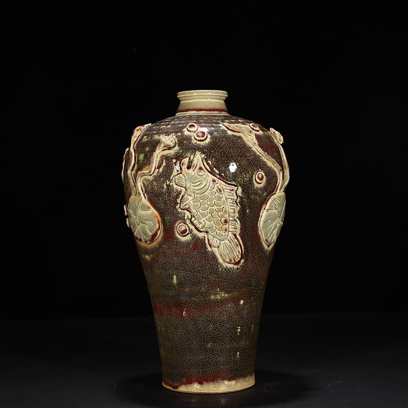 Yuan Dynasty underglaze red plastic fish and algae pattern plum vase