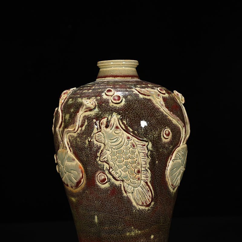 Yuan Dynasty underglaze red plastic fish and algae pattern plum vase