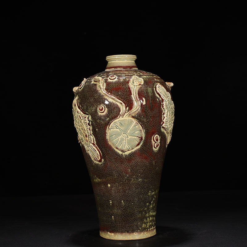 Yuan Dynasty underglaze red plastic fish and algae pattern plum vase