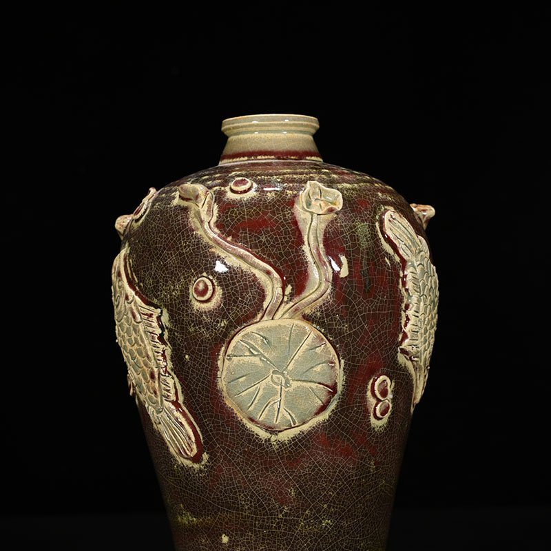 Yuan Dynasty underglaze red plastic fish and algae pattern plum vase