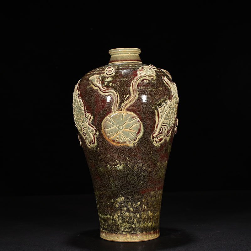 Yuan Dynasty underglaze red plastic fish and algae pattern plum vase