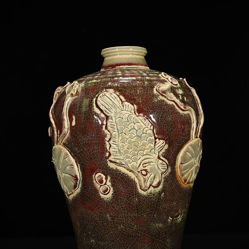 Yuan Dynasty underglaze red plastic fish and algae pattern plum vase