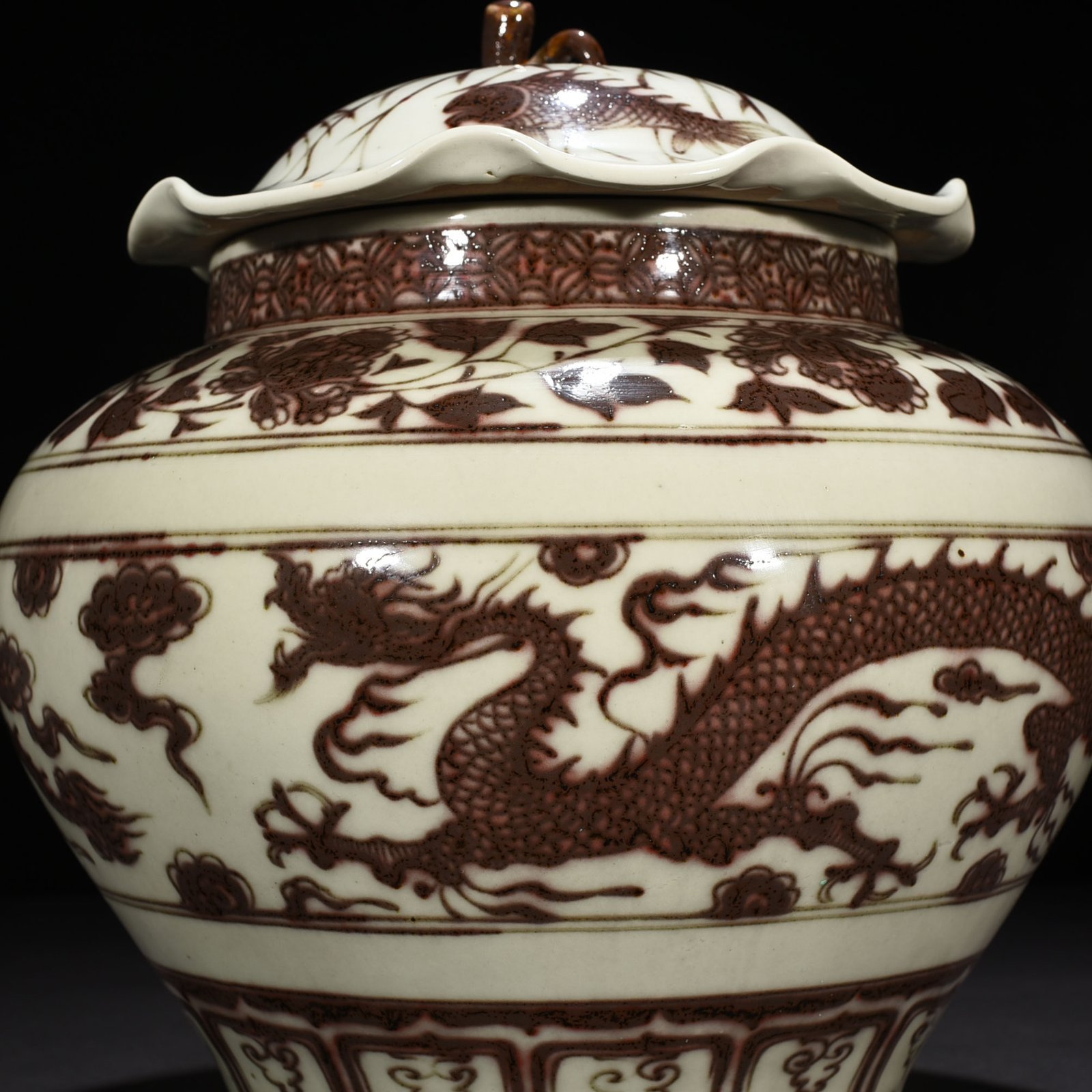 Yuan Dynasty glaze red dragon pattern lotus leaf covered jar