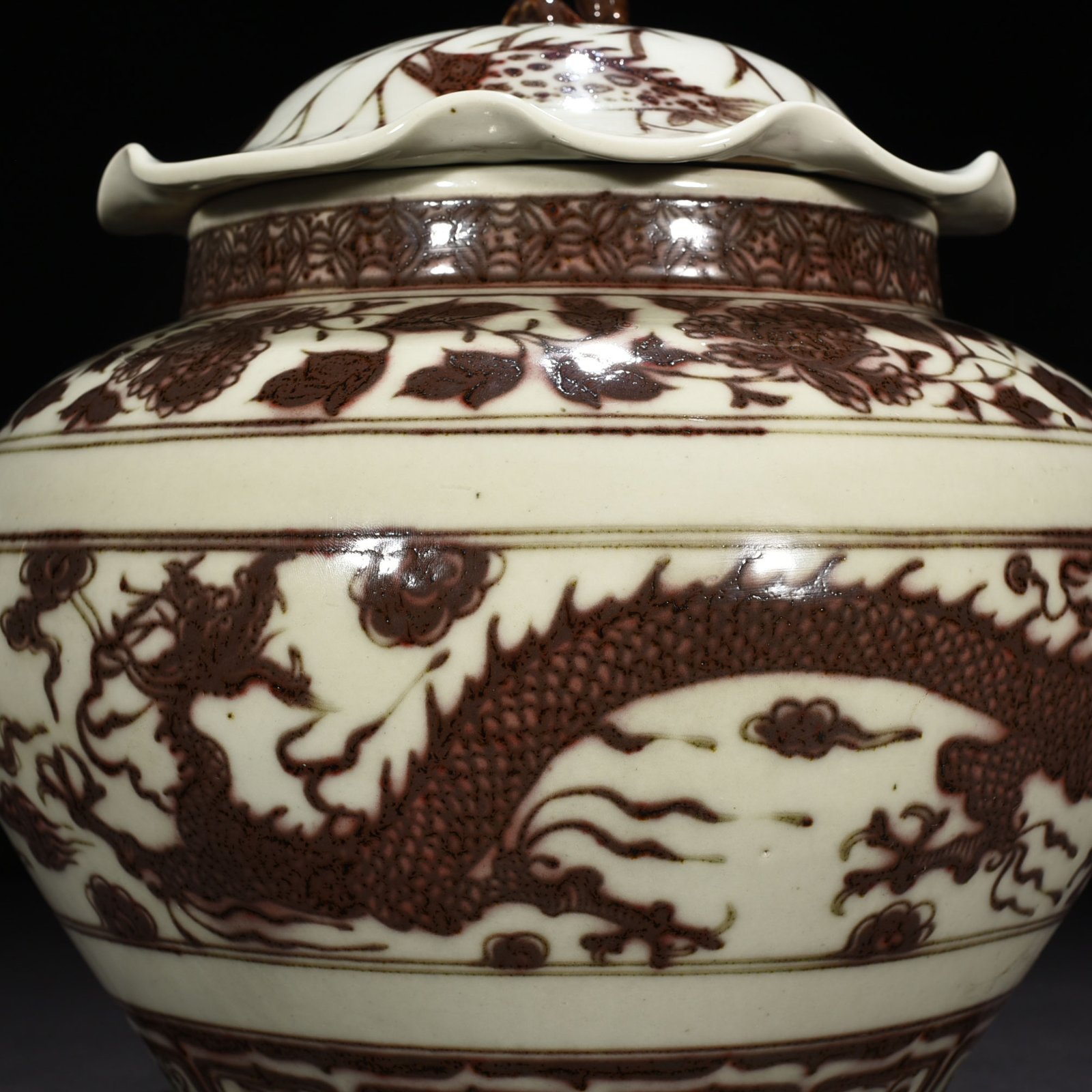 Yuan Dynasty glaze red dragon pattern lotus leaf covered jar