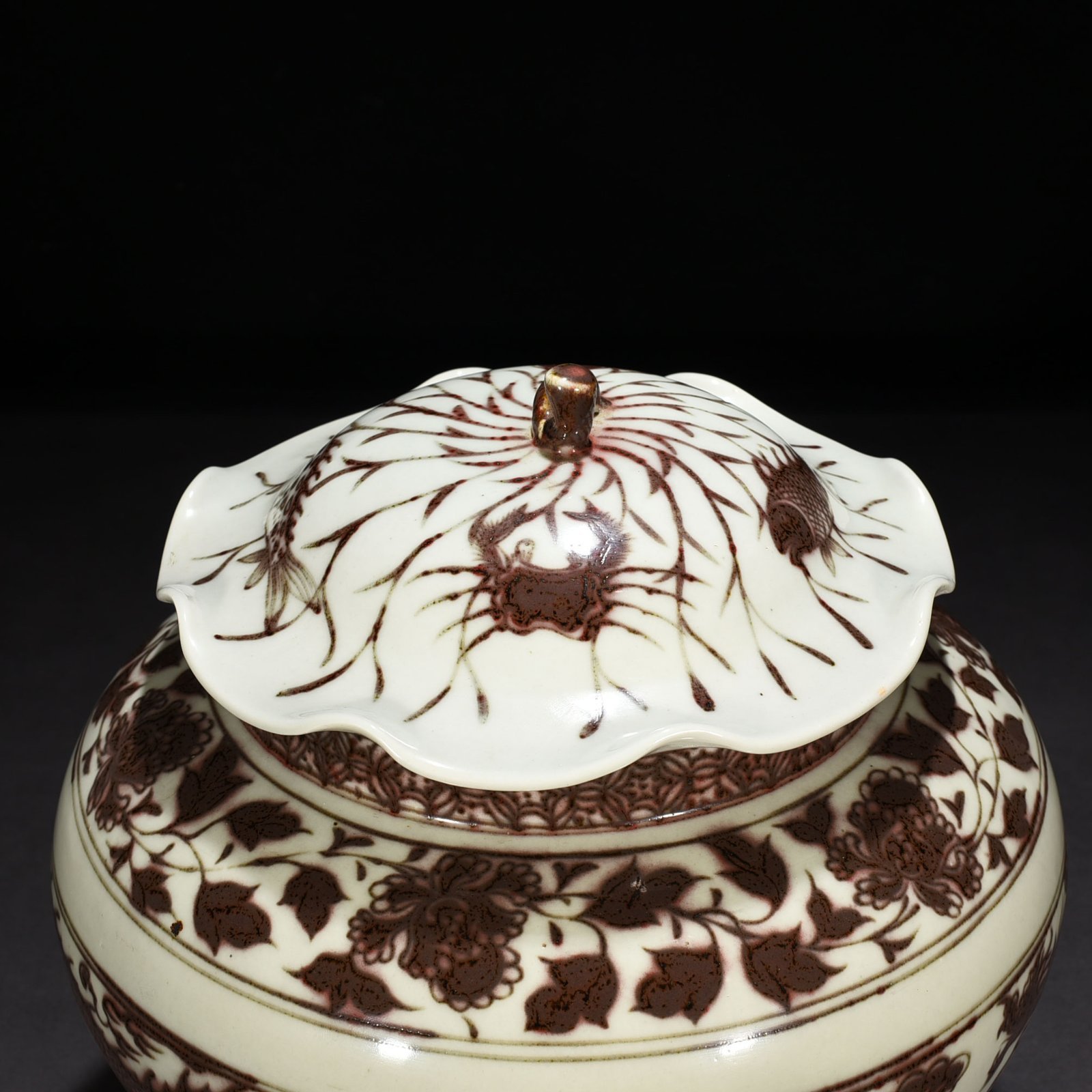Yuan Dynasty glaze red dragon pattern lotus leaf covered jar