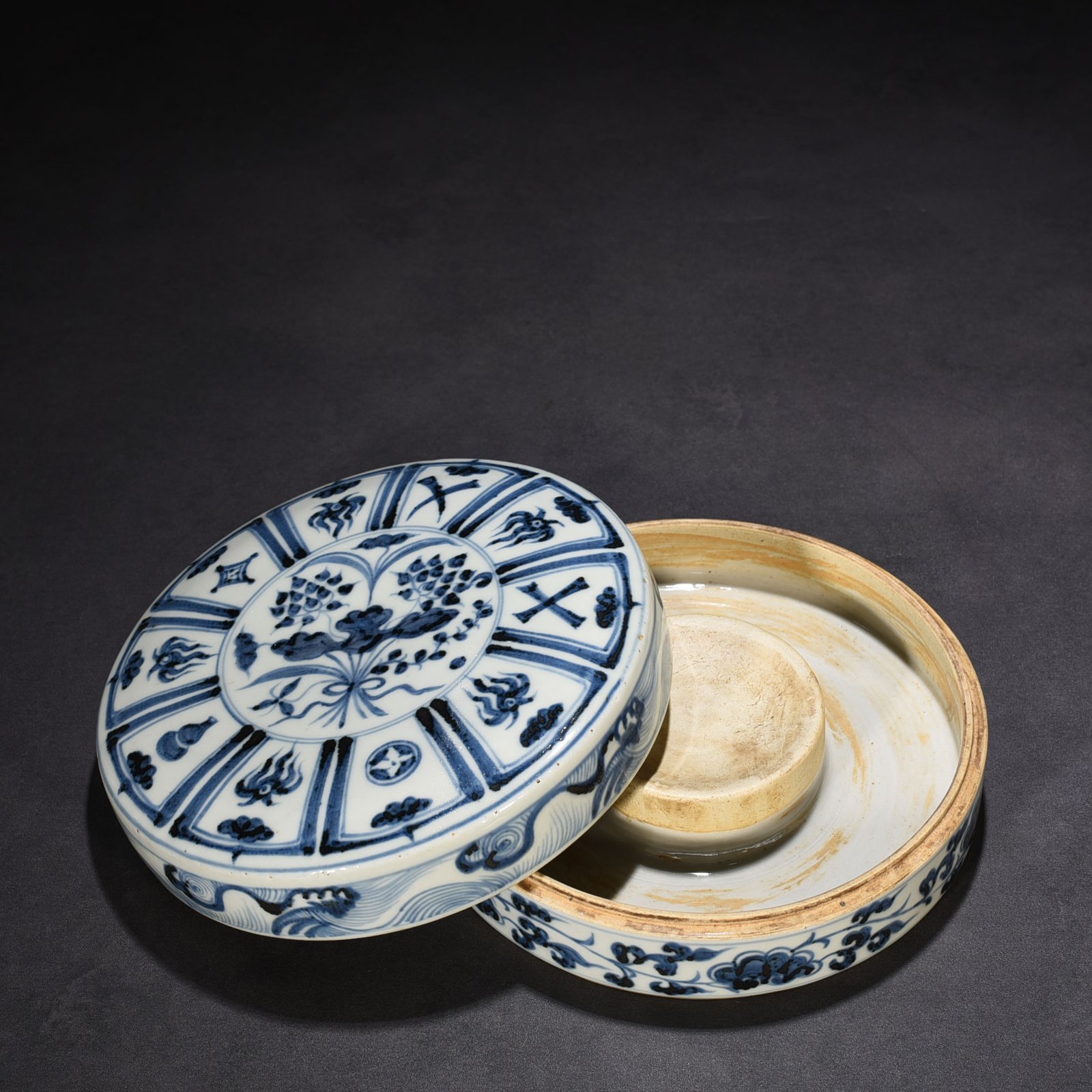 Yuan Dynasty blue and white lotus pattern inkstone