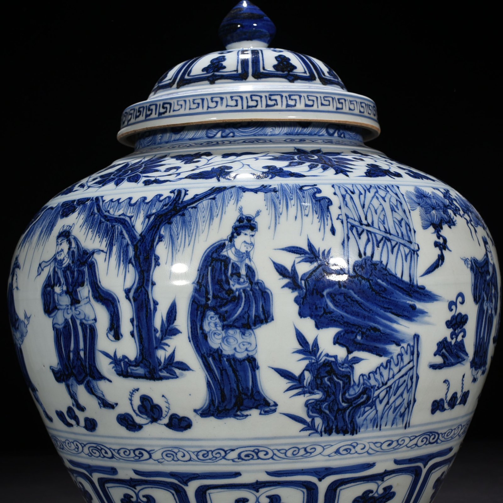 Yuan Dynasty blue and white jar with lid and pattern on three visits